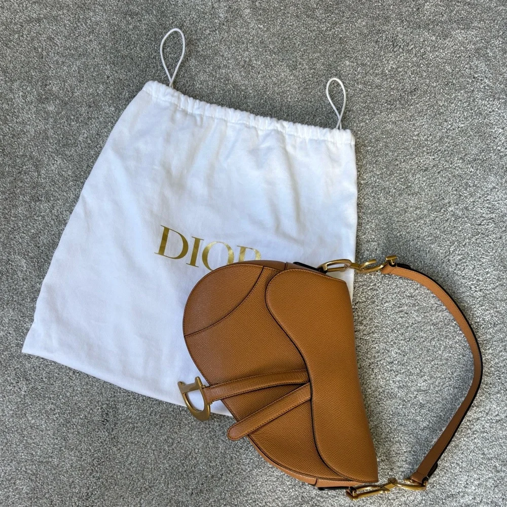 Dior Saddle Bag

Cognac Grained Calfskin - Picture 3 of 11